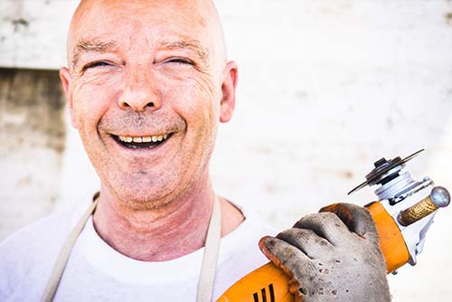 Ouvrier du bâtiment souriant
