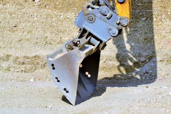 Godet accroché à une grue d'engin de chantier