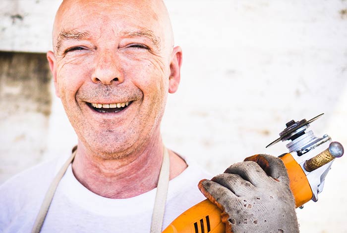 Ouvrier du bâtiment souriant